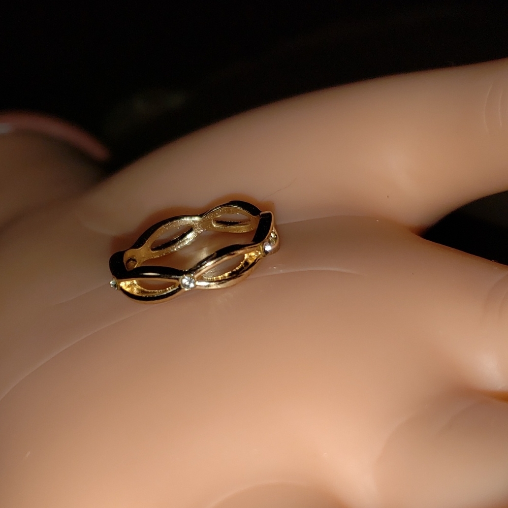 BRAND NEW RING SIZE 8 - Picture 3 of 3